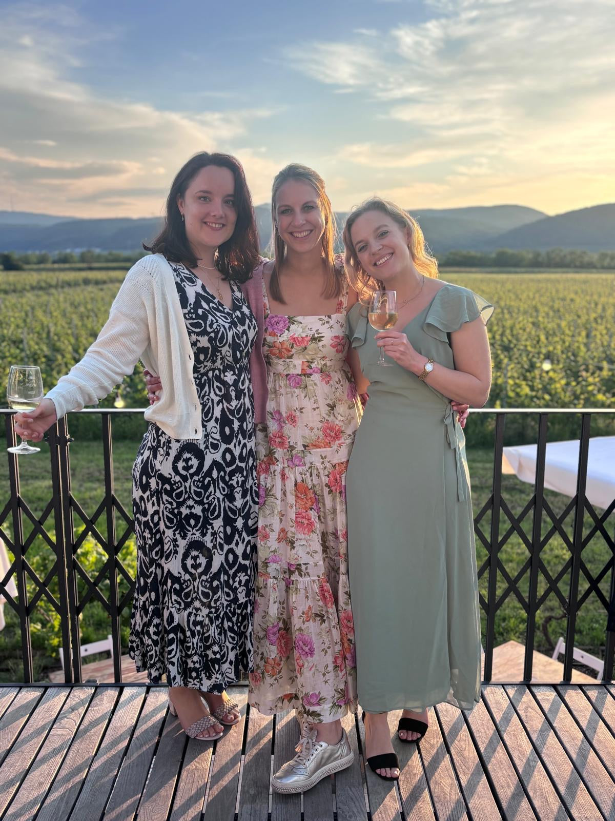 Discover elegant bridesmaid dresses for rent – stylish, sustainable, and perfect for modern weddings.