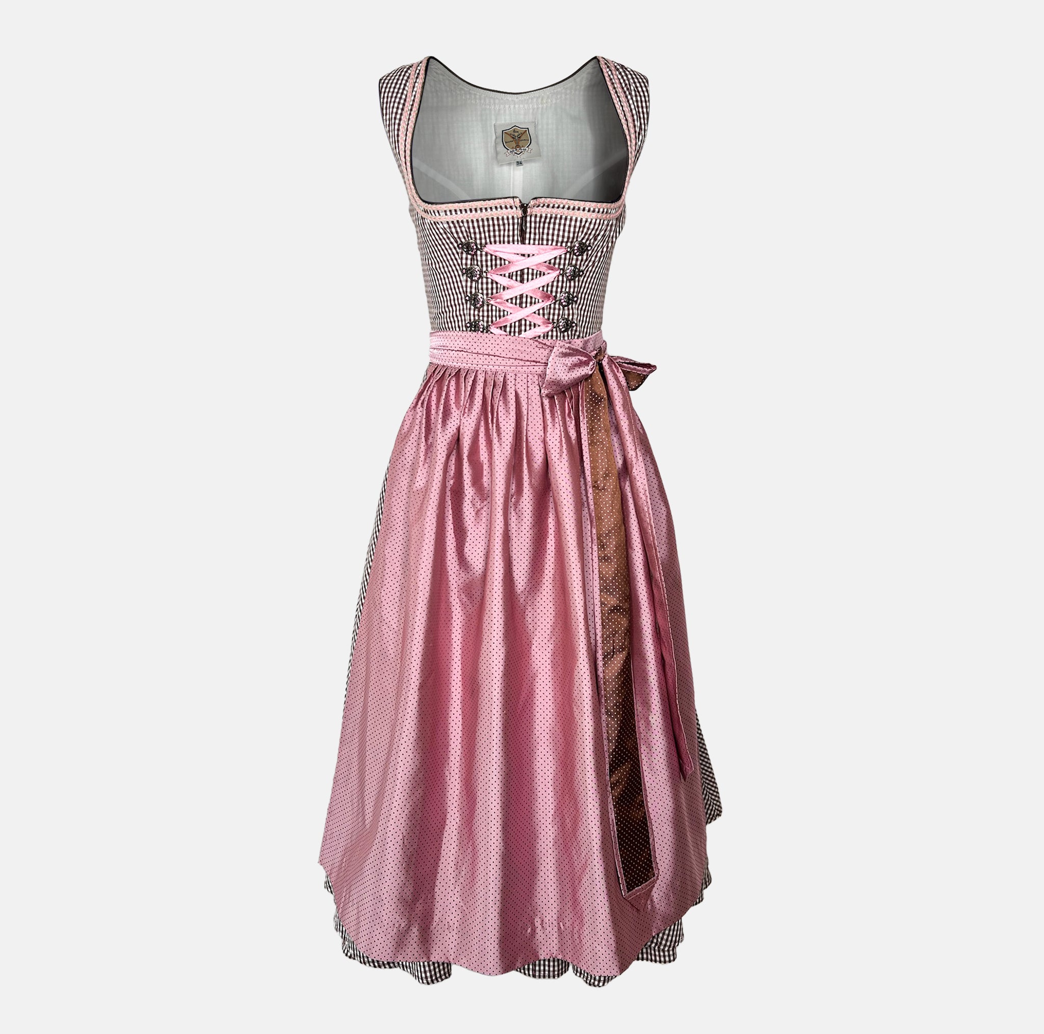 Rent the dreamy Apple of my eye Dirndl Dress at Versatile – timeless Bavarian style, perfect for Oktoberfest and traditional events. Rent in Munich or online.