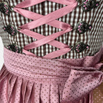 Rent the dreamy Apple of my eye Dirndl Dress at Versatile – timeless Bavarian style, perfect for Oktoberfest and traditional events. Rent in Munich or online.
