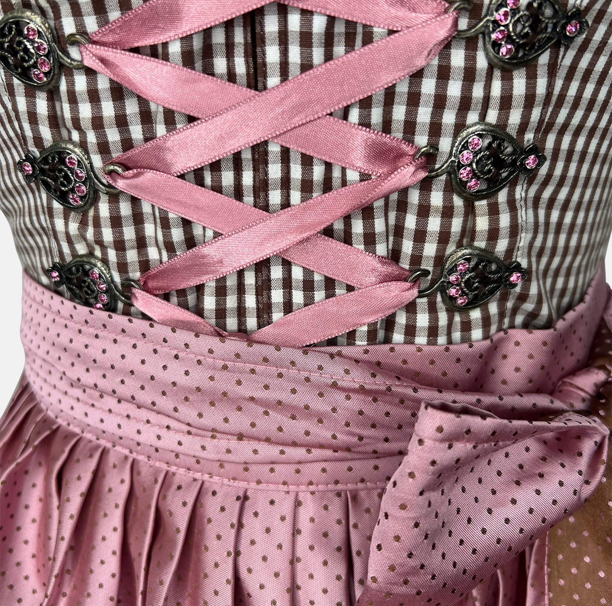 Rent the dreamy Apple of my eye Dirndl Dress at Versatile – timeless Bavarian style, perfect for Oktoberfest and traditional events. Rent in Munich or online.
