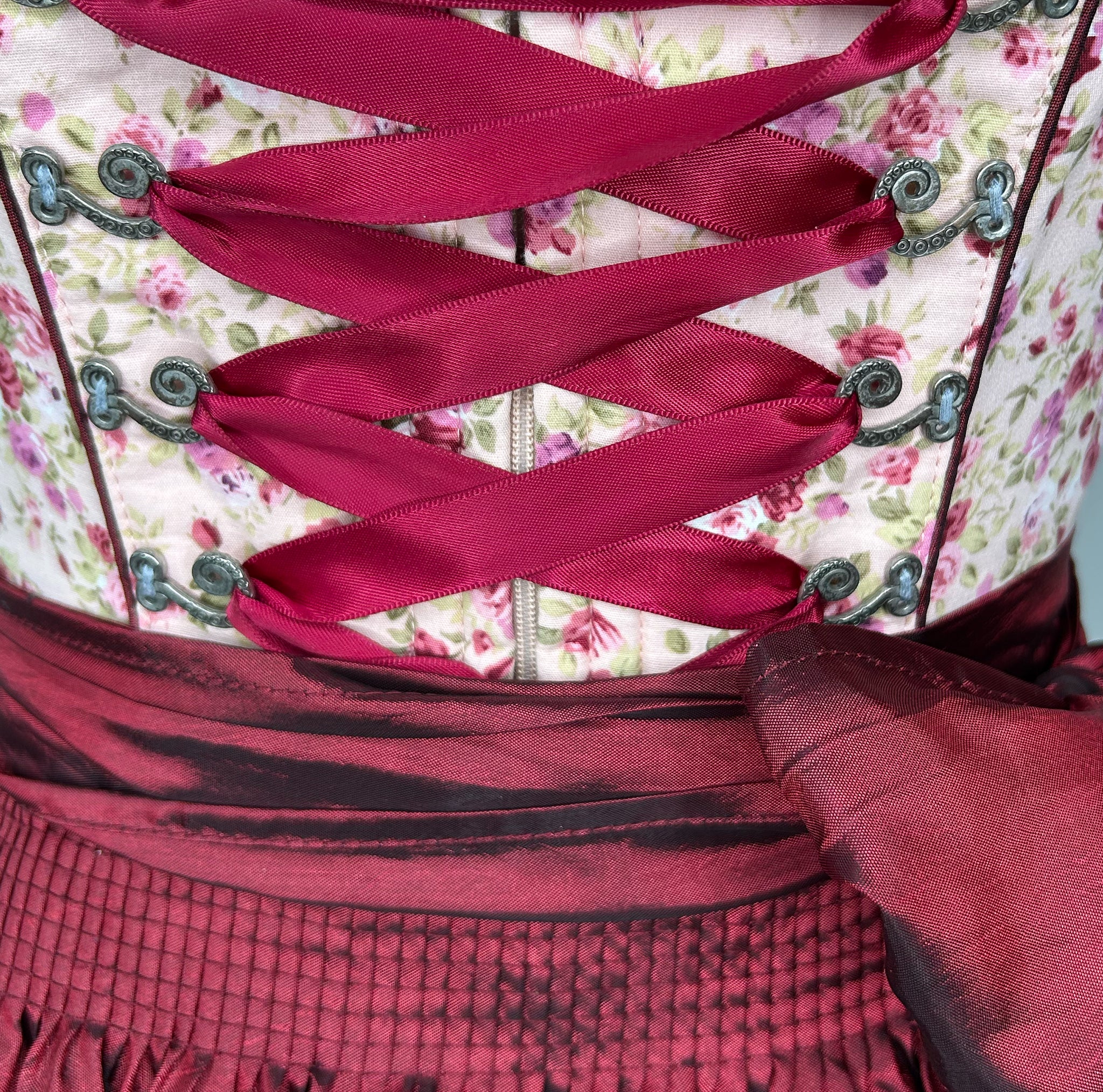 Affordable dirndl dress rental in Munich or online. Rent this stylish Krüger dirndl—perfect for Oktoberfest and events. Book your dirndl cheap today!