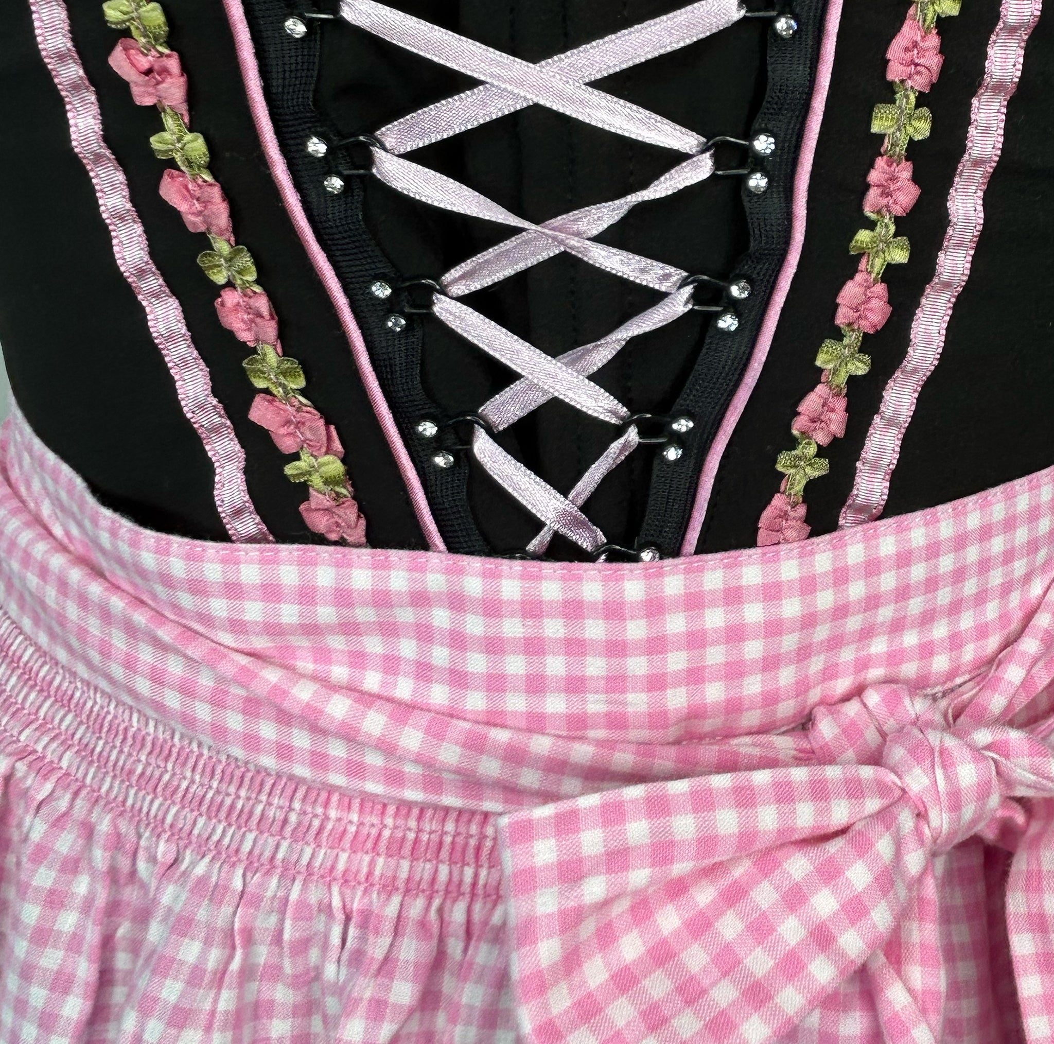 Affordable dirndl dress rental in Munich or online. Rent this stylish Speit & Wensky dirndl—perfect for Oktoberfest. Book your dirndl cheap today!