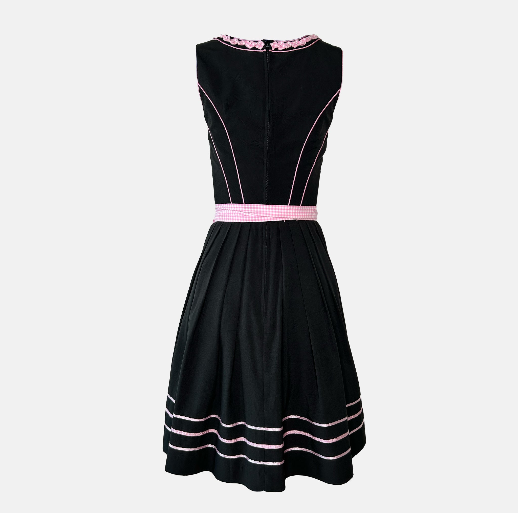 Affordable dirndl dress rental in Munich or online. Rent this stylish Speit & Wensky dirndl—perfect for Oktoberfest. Book your dirndl cheap today!