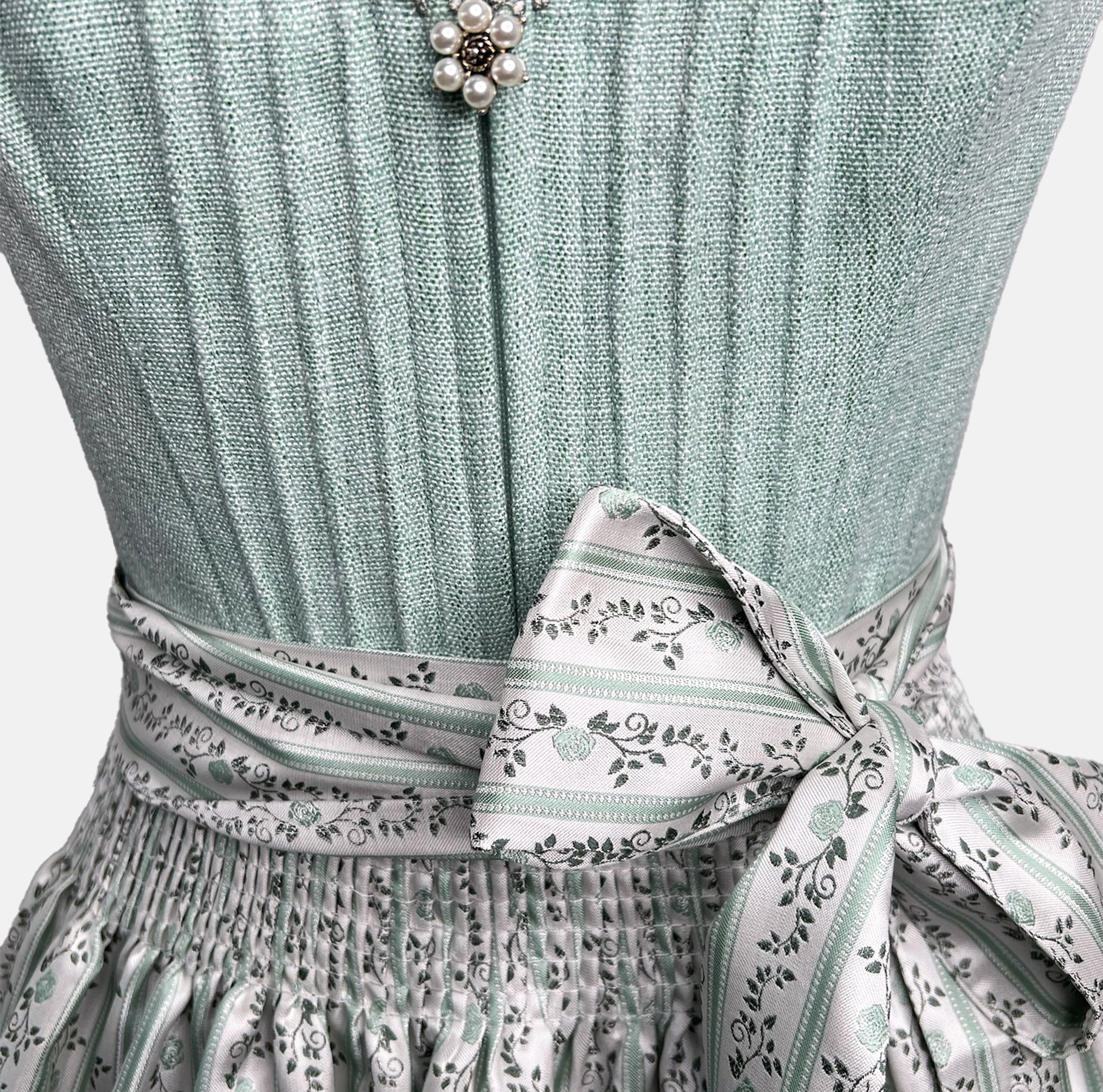 Rent the stylish Krüger Dirndl Dress at Versatile – timeless Bavarian style, perfect for Oktoberfest and traditional events. Rent in Munich or online.