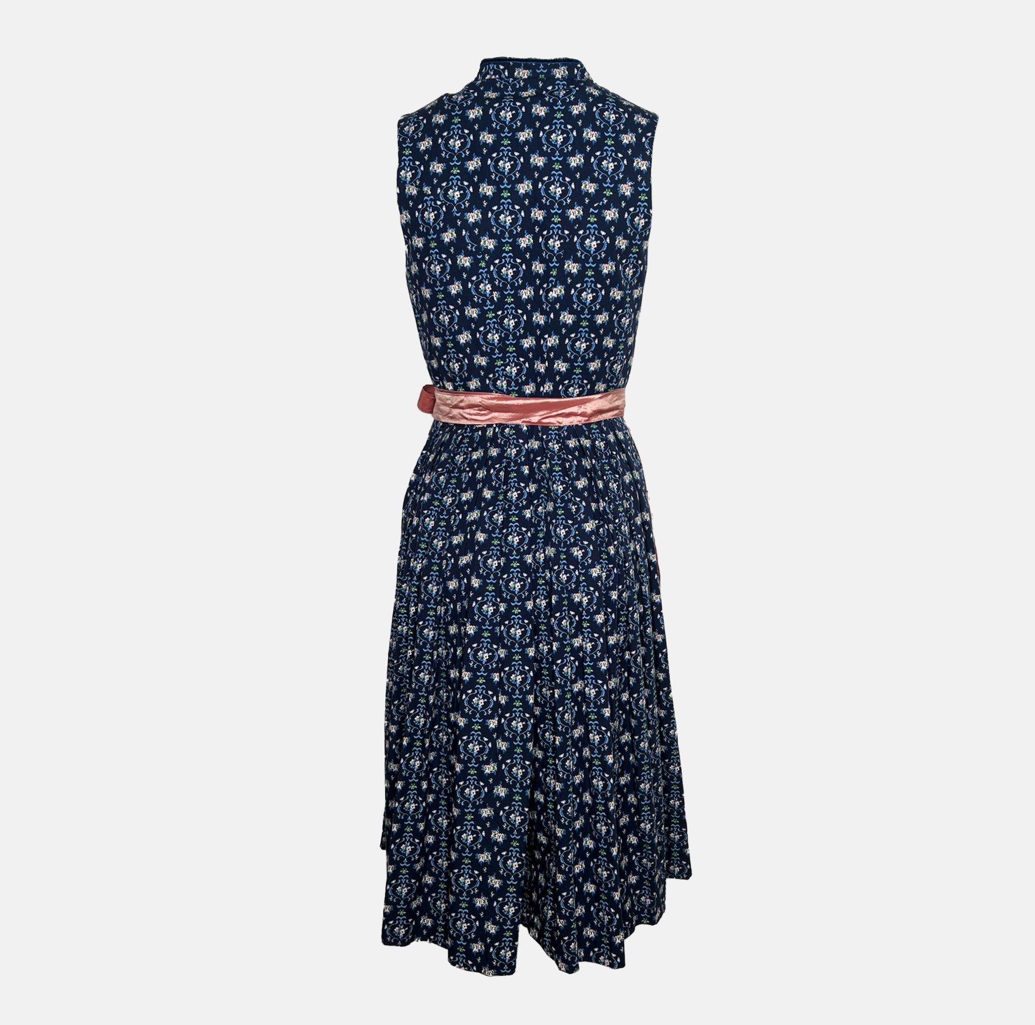 Trachtenmanufaktur Bavarian rental dirndl with navy floral bodice and rose embroidered apron, available at Versatile OTM in Munich, owned by Beer&Pretzel Tours.
