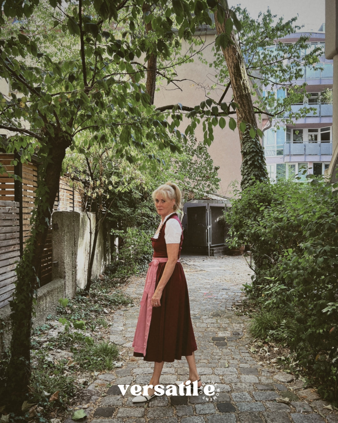 Women wearing a Versatile Dirndl - premium Dirndl rental in Munich
