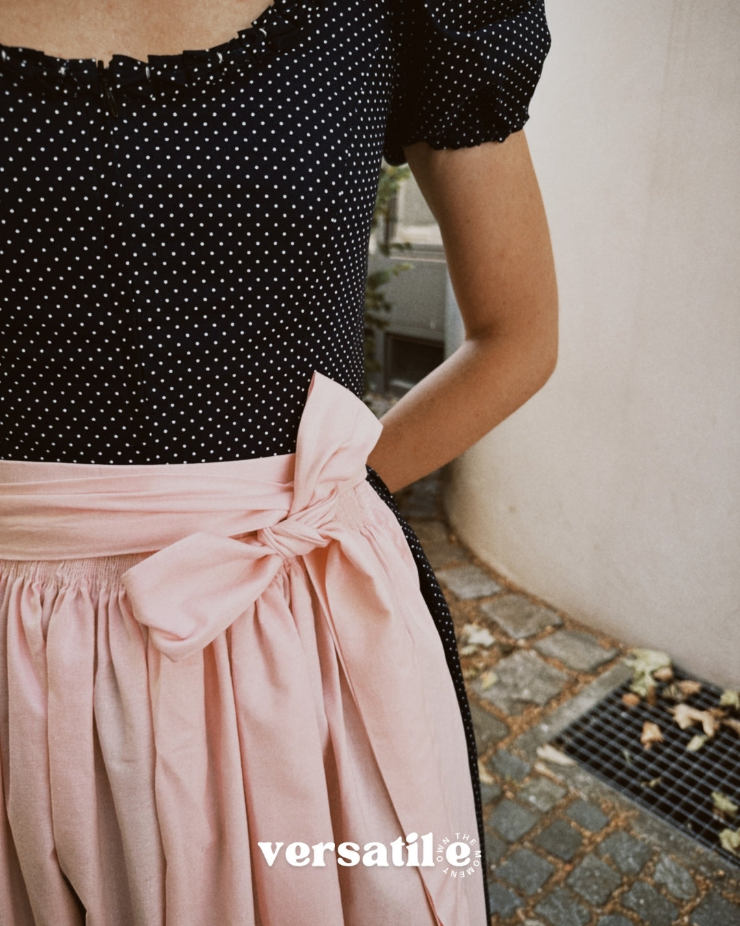Rent premium Dirndl in Munich: Versatile Collection dress with vintage-inspired navy bodice and pale pink apron for Oktoberfest.