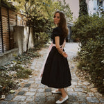 Versatile Collection Dirndl Shannon – navy puff-sleeve bodice with light pink apron, ideal Oktoberfest rental in Munich.