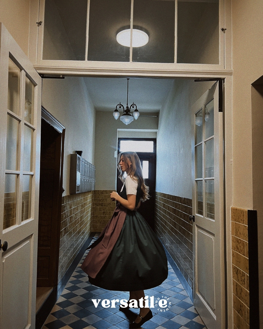 Elegant Versatile Dirndl Mia—green mini-floral bodice, rich plum linen apron with bow sash, 70 cm skirt handcrafted in Germany for Oktoberfest rentals.