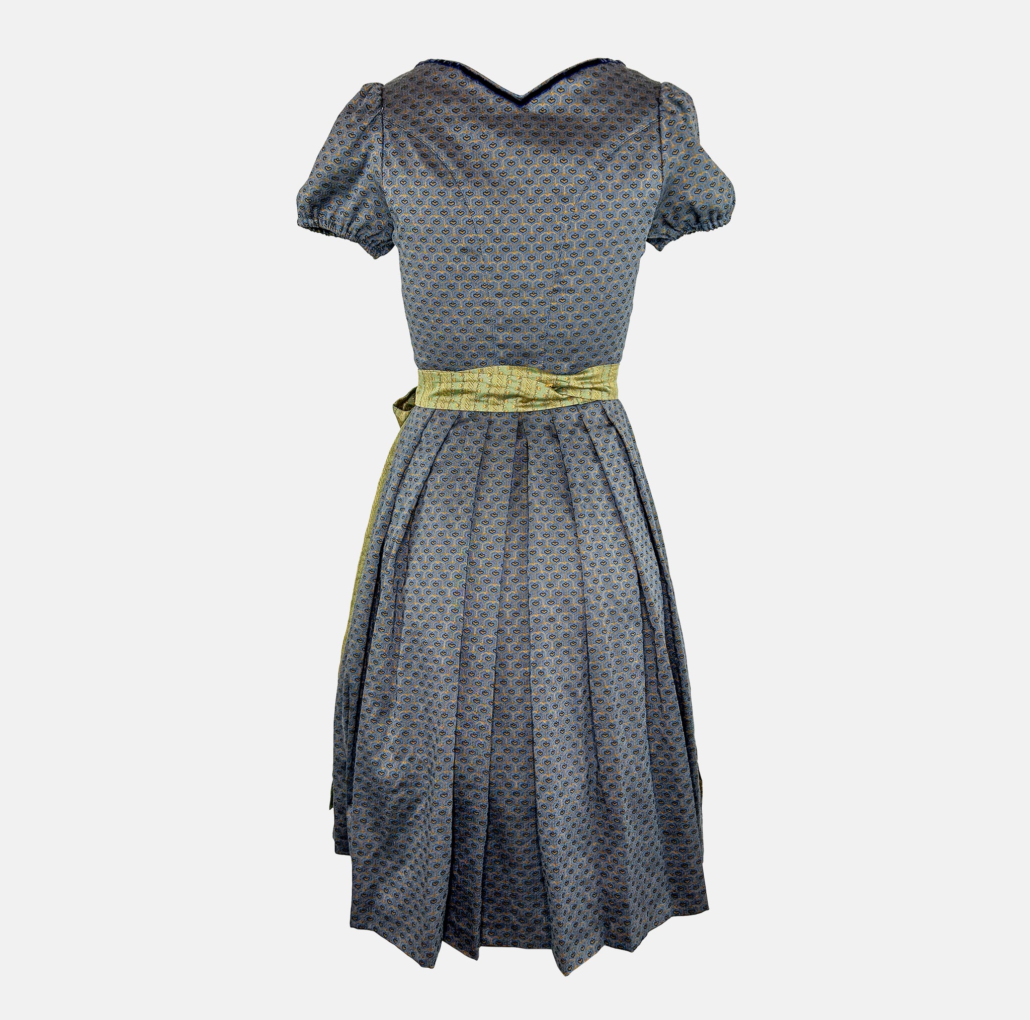 Rent a traditional Wenger dirndl dress from Versatile – vintage-inspired square neckline and puffed sleeves for Oktoberfest