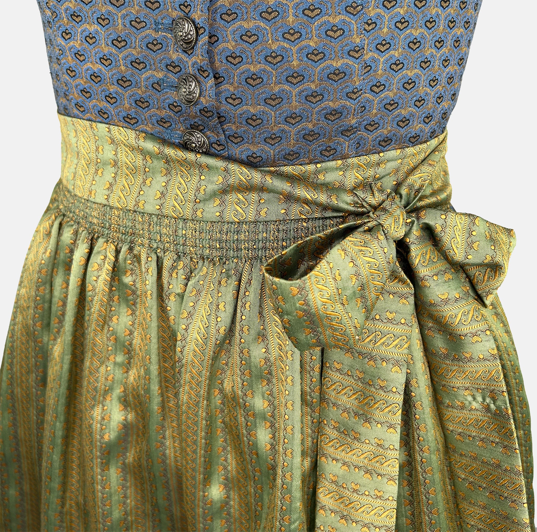 Rent a traditional Wenger dirndl dress from Versatile – vintage-inspired square neckline and puffed sleeves for Oktoberfest