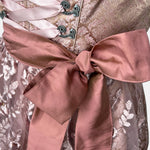 Rosé Wiesnwuid Dirndl with delicate floral lace apron and satin ribbon – perfect for standout Oktoberfest looks and unforgettable party moments.