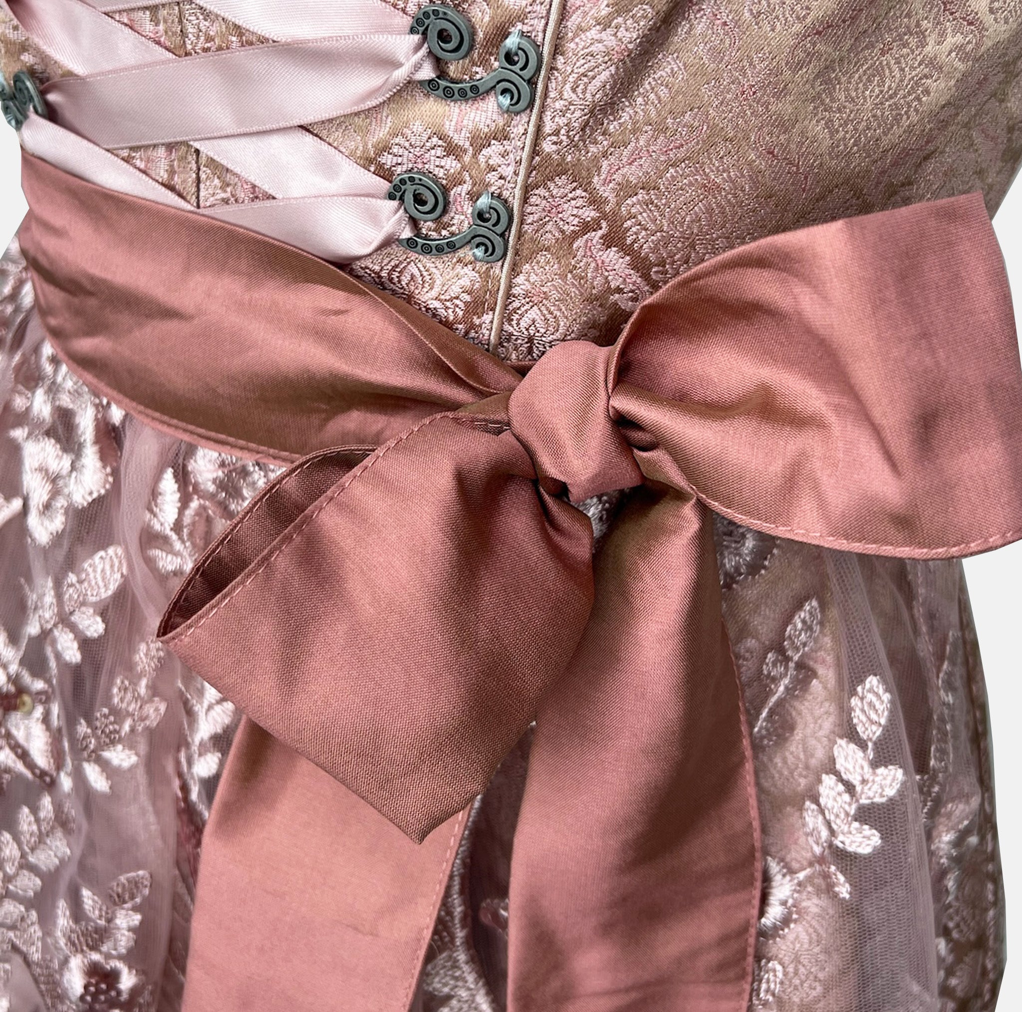 Rosé Wiesnwuid Dirndl with delicate floral lace apron and satin ribbon – perfect for standout Oktoberfest looks and unforgettable party moments.