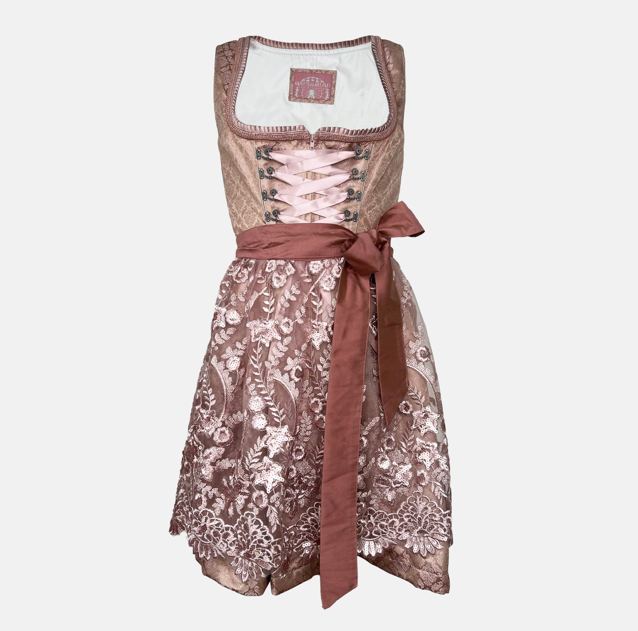 Rosé Wiesnwuid Dirndl with delicate floral lace apron and satin ribbon – perfect for standout Oktoberfest looks and unforgettable party moments.