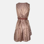 Rosé Wiesnwuid Dirndl with delicate floral lace apron and satin ribbon – perfect for standout Oktoberfest looks and unforgettable party moments.