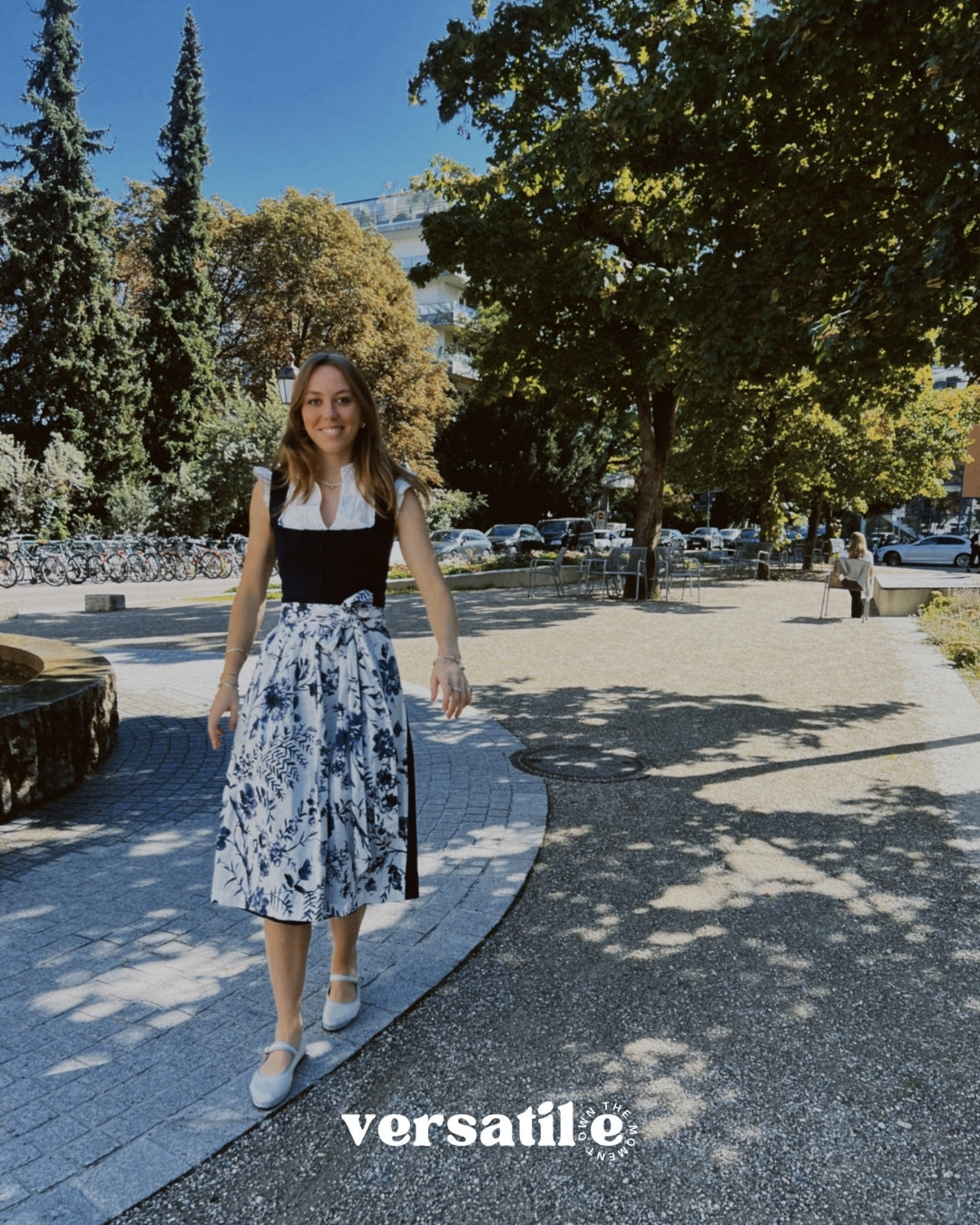 Alpenherz Marina dirndl in navy jacquard with embroidered tulle apron—versatile rental dress for Oktoberfest in Munich.