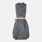 Blue floral dirndl with shimmering rosé apron and vintage-style details – perfect for fashionable Oktoberfest moments or elegant Bavarian events.