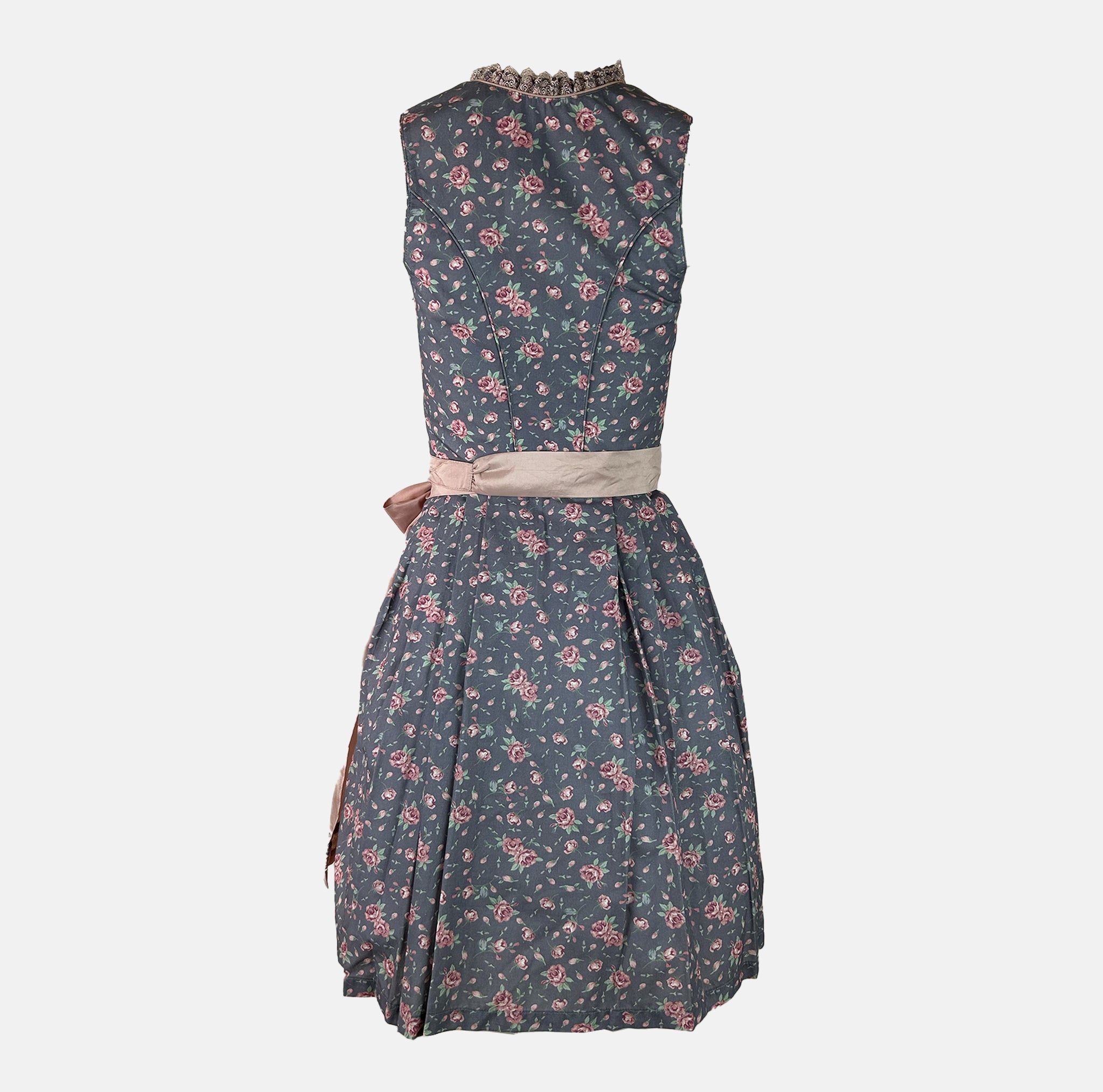 Blue floral dirndl with shimmering rosé apron and vintage-style details – perfect for fashionable Oktoberfest moments or elegant Bavarian events.