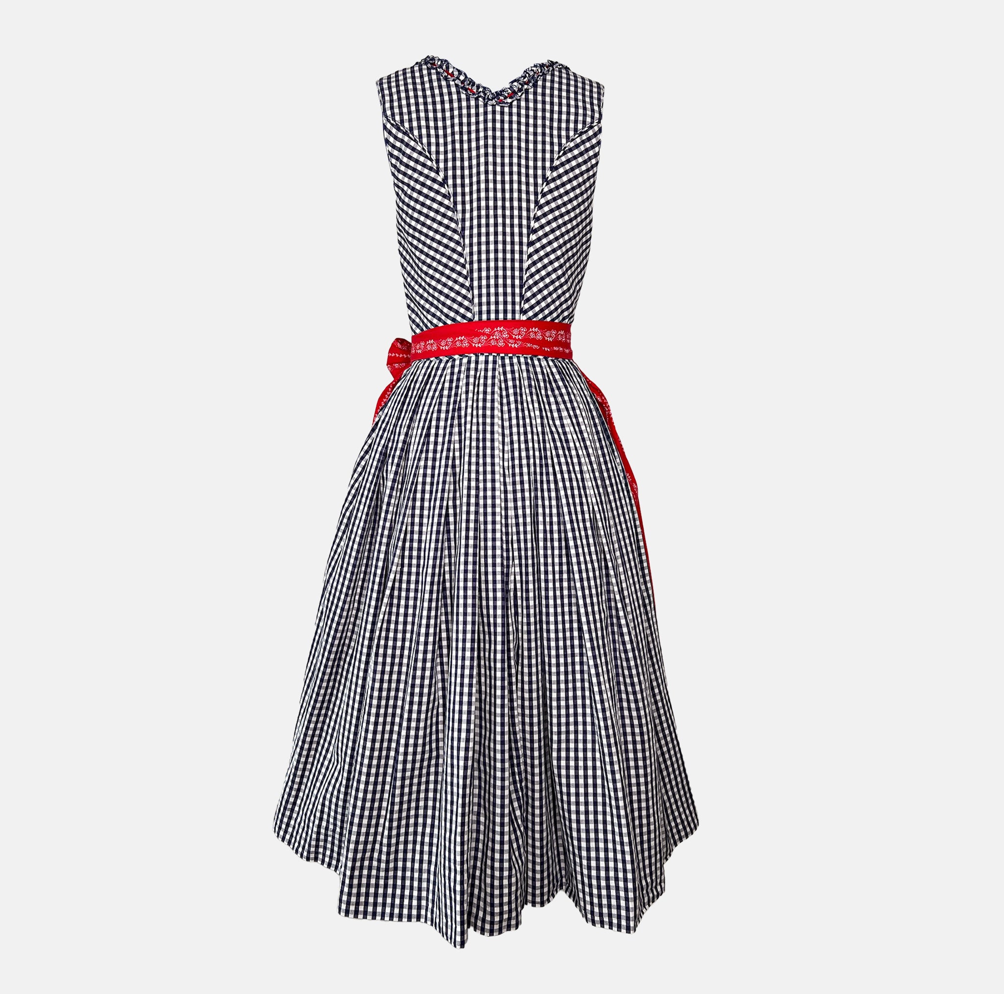 Rent the stylish Feelings Dirndl – ideal for Oktoberfest and traditional celebrations. Available for dirndl rental in Munich and online across Europe.