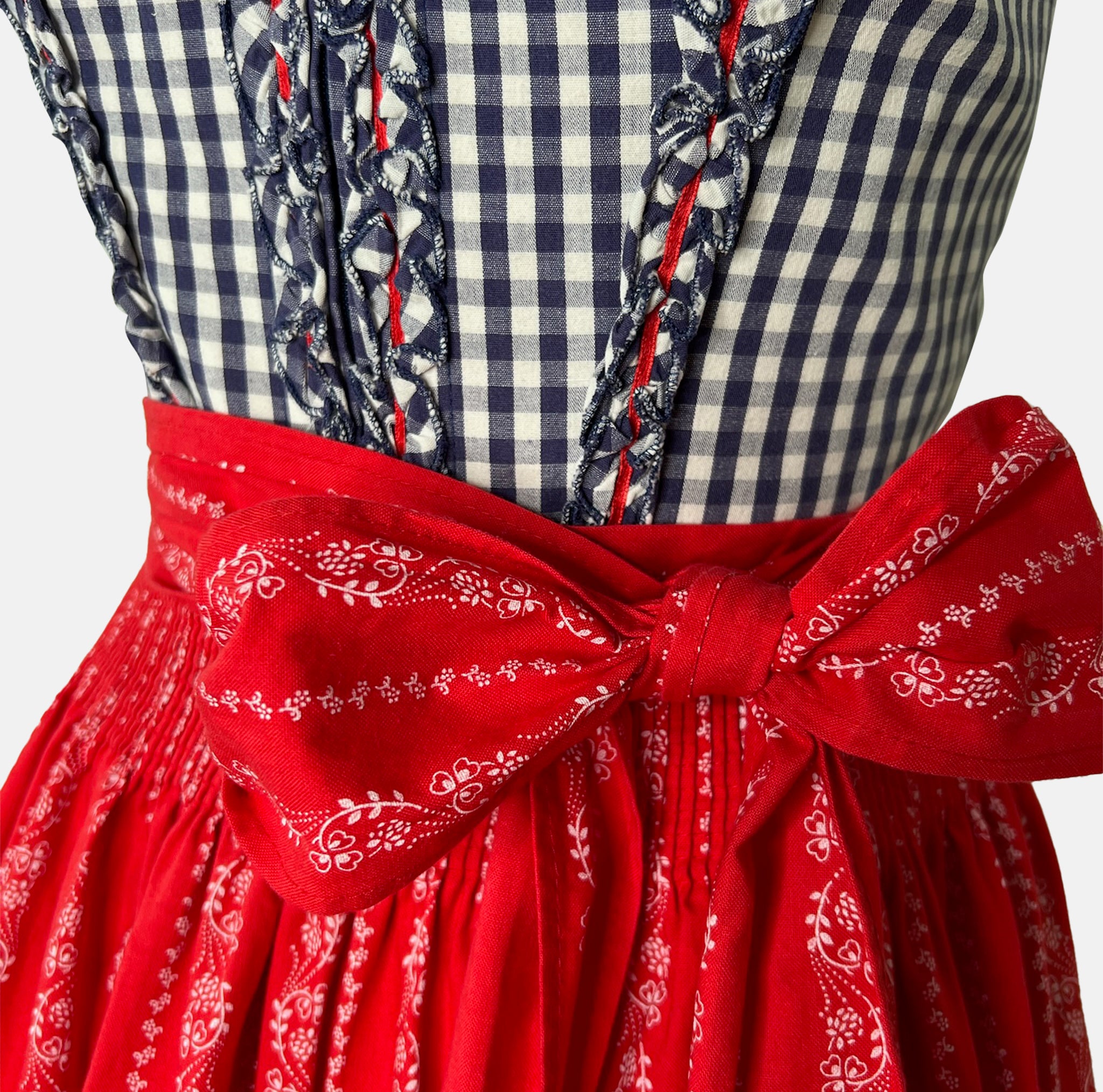 Rent the stylish Feelings Dirndl – ideal for Oktoberfest and traditional celebrations. Available for dirndl rental in Munich and online across Europe.