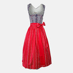 Rent the stylish Feelings Dirndl – ideal for Oktoberfest and traditional celebrations. Available for dirndl rental in Munich and online across Europe.
