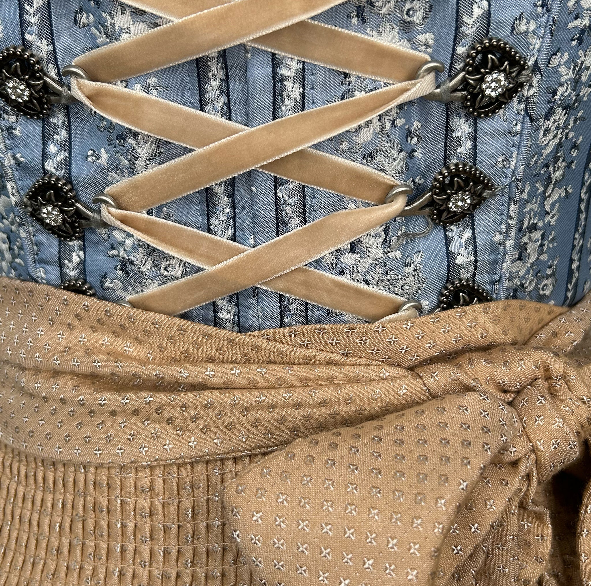 Affordable dirndl dress rental in Munich or online. Rent the elegant Krüger Dirndl in light blue—perfect for Oktoberfest and events. Book your dirndl cheap today!