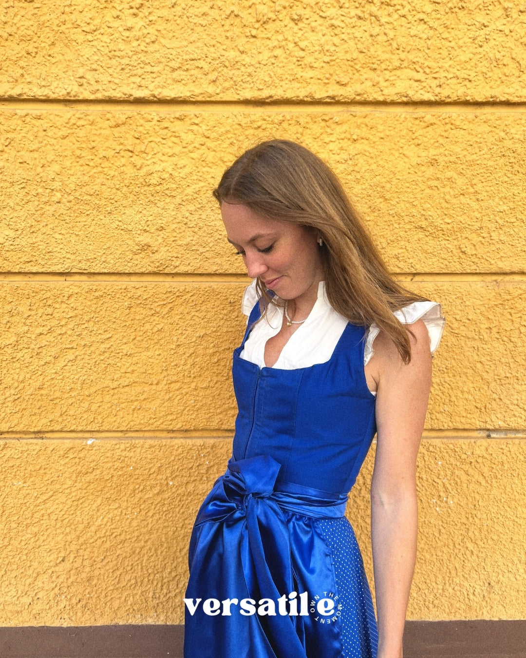 Rent Ma.Le.Ma blue Dirndl in Munich: artisanal structured bodice, square neckline, luxurious silk skirt with bow-apron and dotted underskirt—perfect for Oktoberfest.
