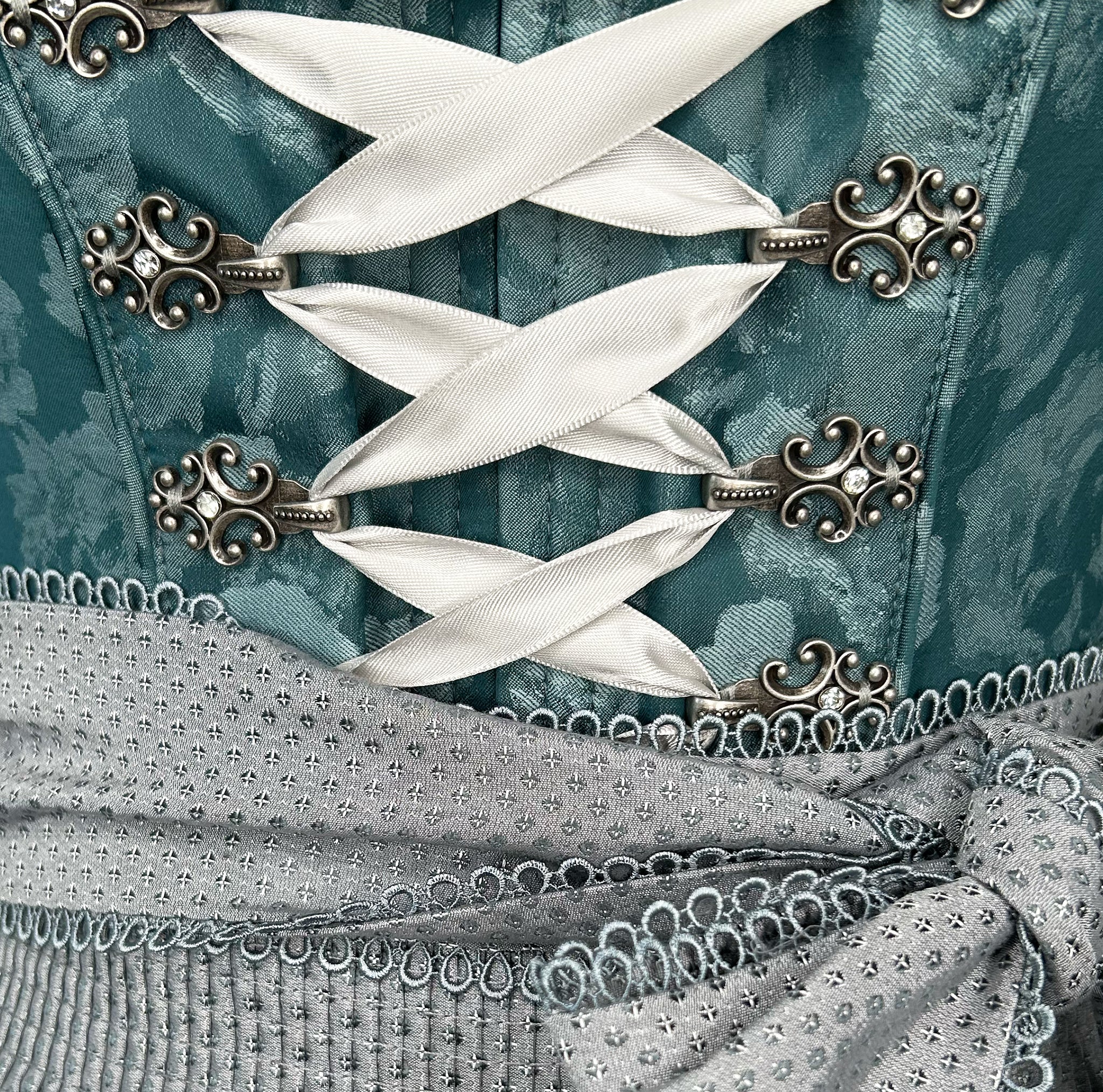 Affordable dirndl dress rental in Munich or online. Rent the elegant Krüger Dirndl in patrol—perfect for Oktoberfest and events. Book your dirndl cheap today!